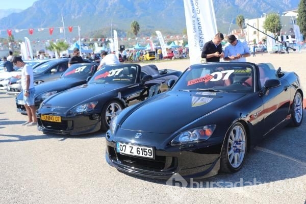 Antalya'daki otomobil festivalinden renkli görüntüler