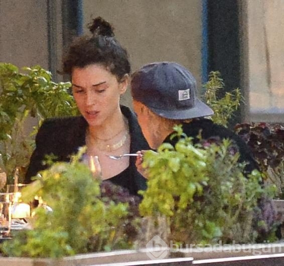 Kristen Stewart yeni sevgilisiyle el ele
