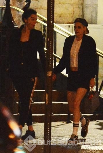 Kristen Stewart yeni sevgilisiyle el ele