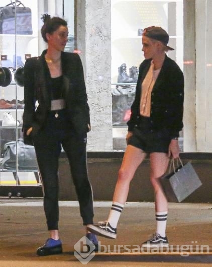 Kristen Stewart yeni sevgilisiyle el ele