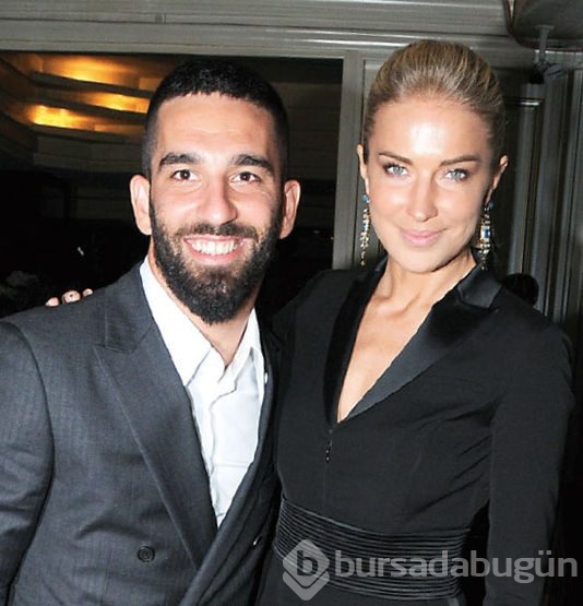 Burcu Esmersoy o saati Arda Turan'a iade etti