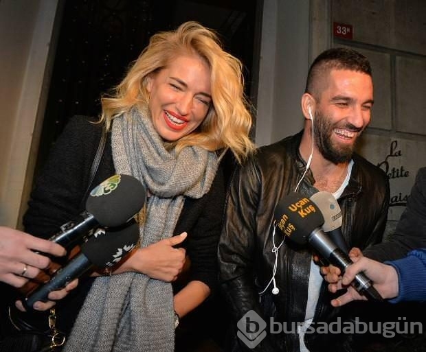Burcu Esmersoy o saati Arda Turan'a iade etti