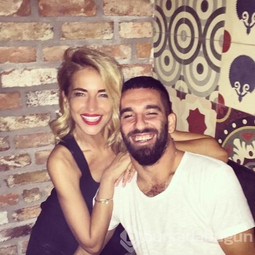 Burcu Esmersoy o saati Arda Turan'a iade etti
