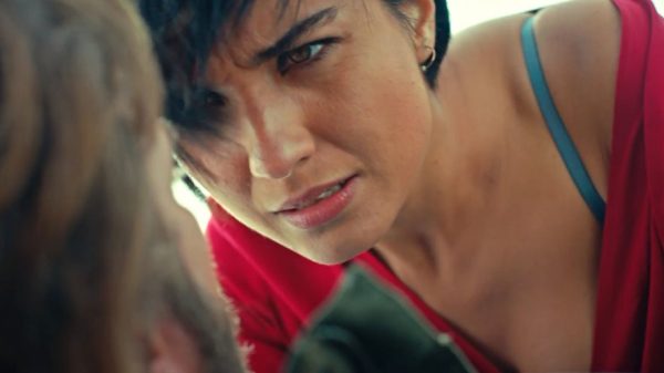 Tuba Büyüküstün'den sette kriz iddiasına açıklama