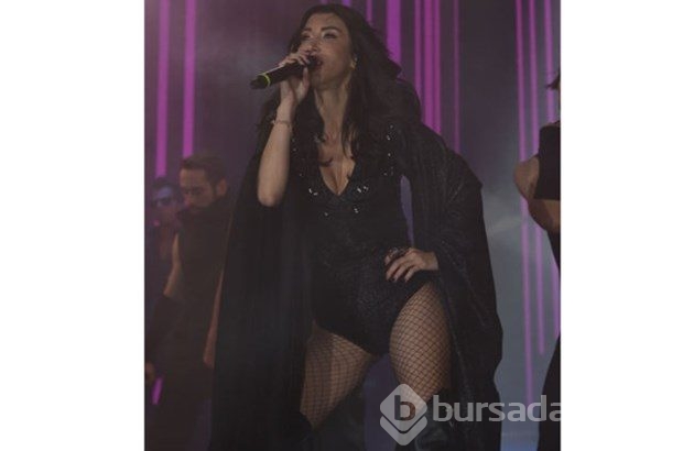 Hande Yener tektaşını yanağına taktı