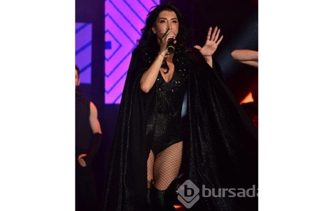 Hande Yener tektaşını yanağına taktı