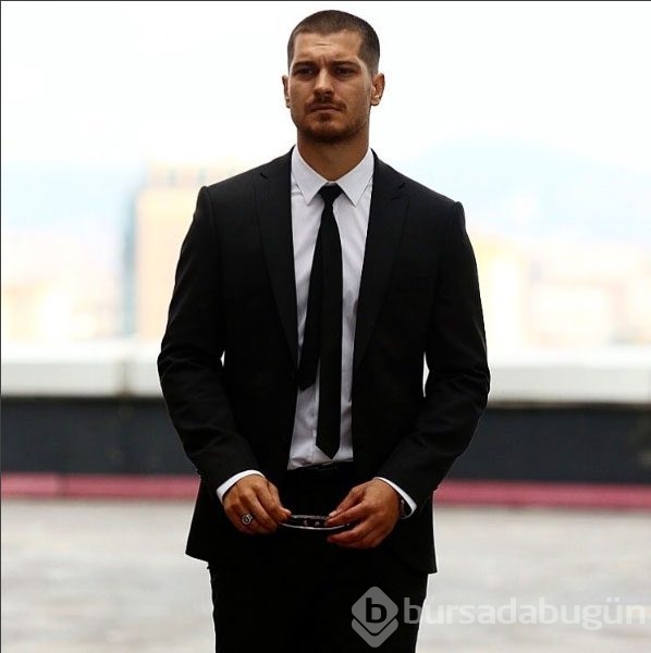 Çağatay Ulusoy Paris'te