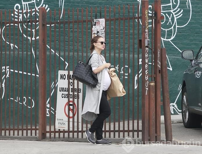 Natalie Portman'ın karnı burnunda