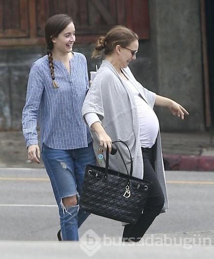 Natalie Portman'ın karnı burnunda