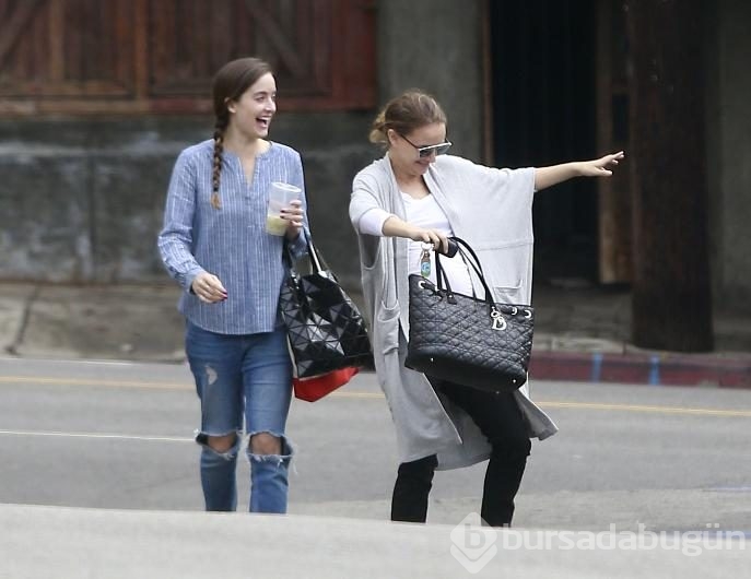 Natalie Portman'ın karnı burnunda