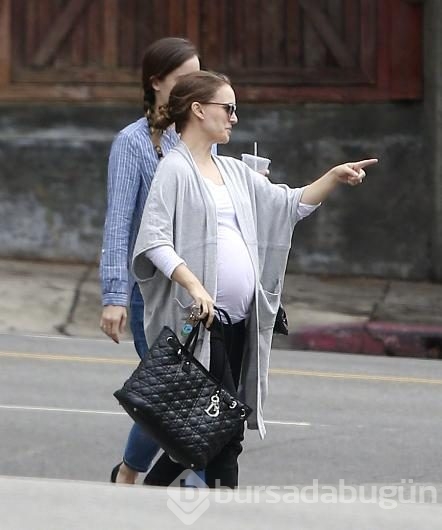 Natalie Portman'ın karnı burnunda
