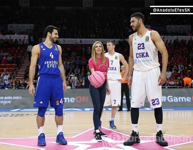 Hava atışı Sinem Kobal'dan (Meme kanseri için Pembe Top Sahada)