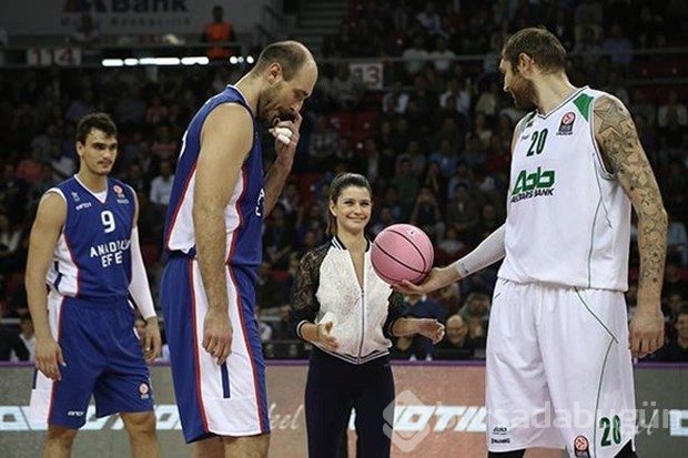 Hava atışı Sinem Kobal'dan (Meme kanseri için Pembe Top Sahada)