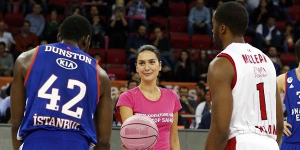 Hava atışı Sinem Kobal'dan (Meme kanseri için Pembe Top Sahada)