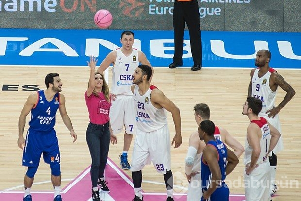 Hava atışı Sinem Kobal'dan (Meme kanseri için Pembe Top Sahada)