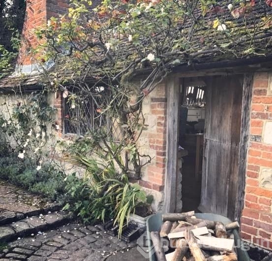 Ünlü manken Kelly Brook kasabada yaşamaya başladı