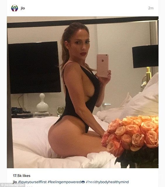 Jennifer Lopez'den Kardashian pozu