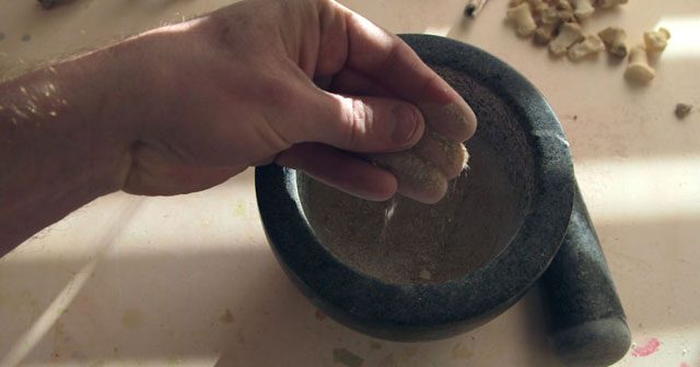 İnsan kemiklerinden yemek takımı