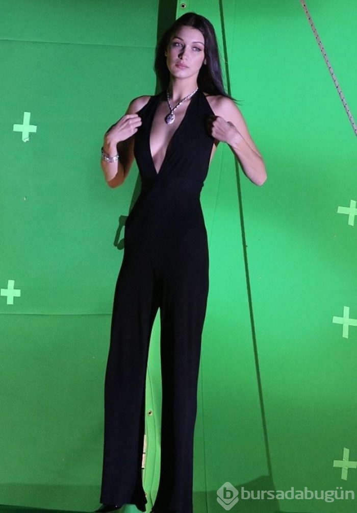 Bella Hadid reklam çekiminde