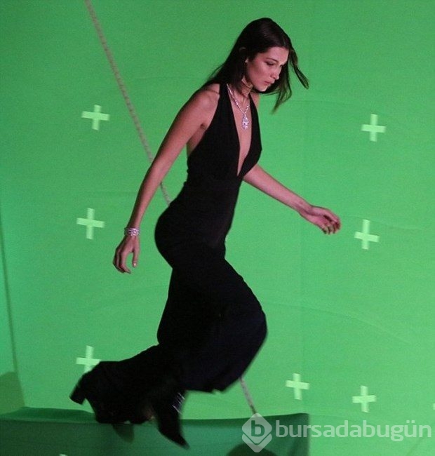 Bella Hadid reklam çekiminde