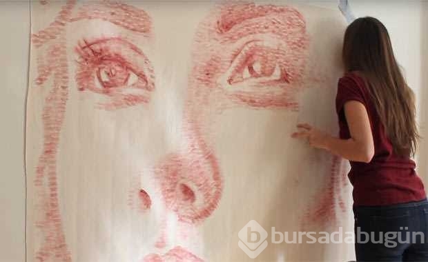 Onun fırçası dudakları