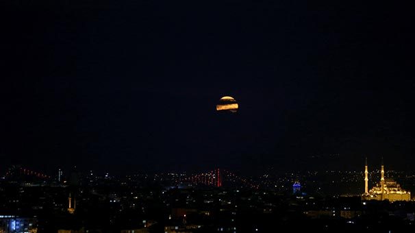 Süper Ay Türkiye'de dün gece böyle görüntülendi