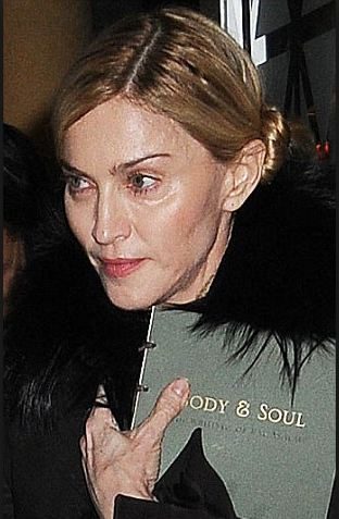 Madonna'nın elleri yaşını ele verdi!