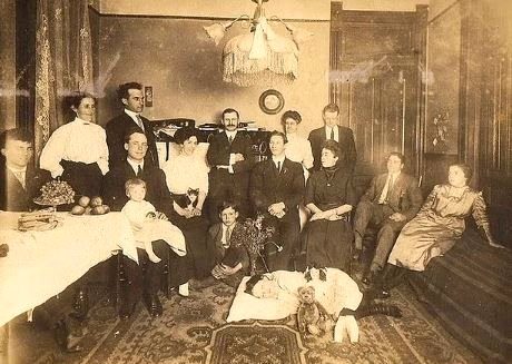 En garip gelenek! Ölülerle çektirilen fotoğraflar