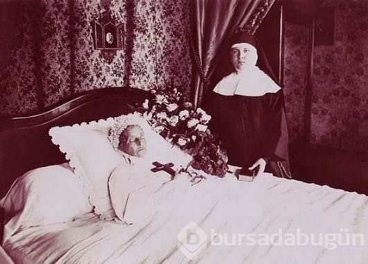 En garip gelenek! Ölülerle çektirilen fotoğraflar