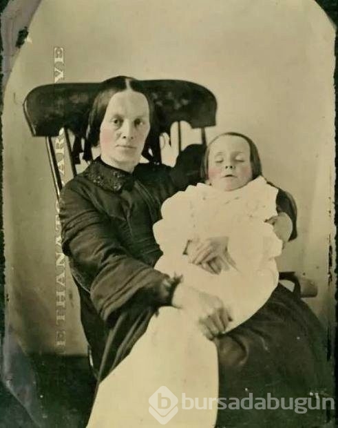 En garip gelenek! Ölülerle çektirilen fotoğraflar