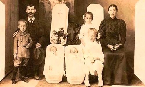 En garip gelenek! Ölülerle çektirilen fotoğraflar