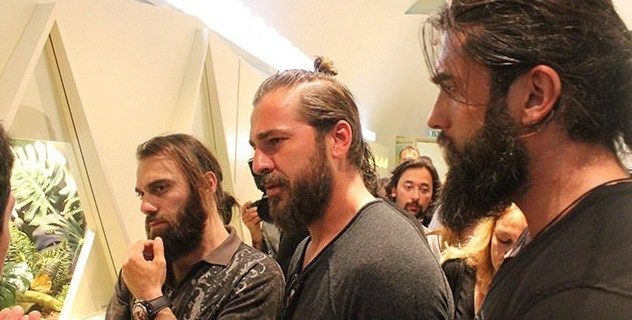 Diriliş Ertuğrul oyuncusu ödülü yere attı olay kare