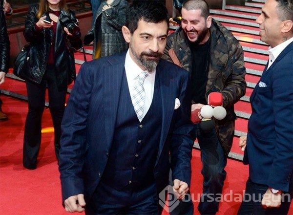 Diriliş Ertuğrul oyuncusu ödülü yere attı olay kare