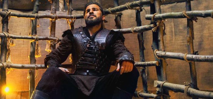Diriliş Ertuğrul oyuncusu ödülü yere attı olay kare