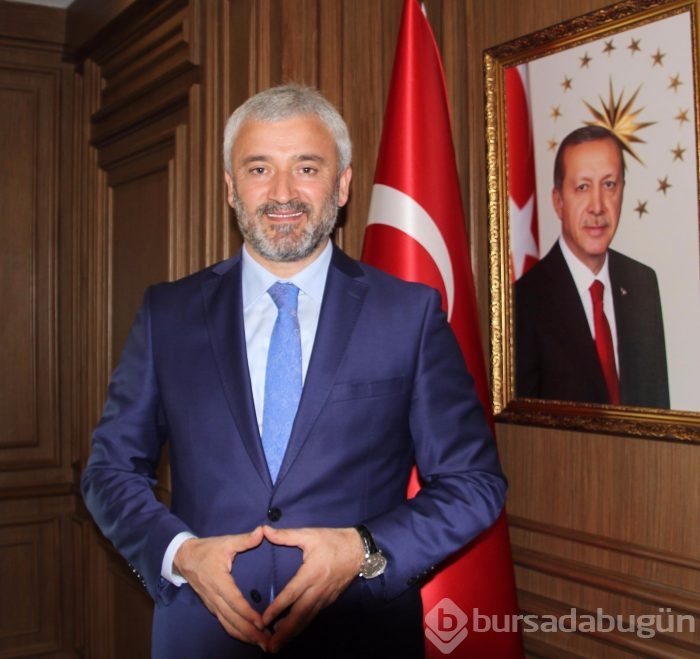 Atatürk büstünün üzerine çakıl döktüler