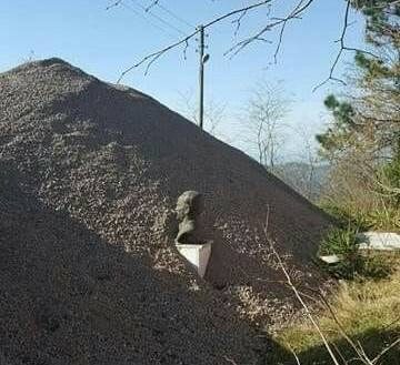 Atatürk büstünün üzerine çakıl döktüler