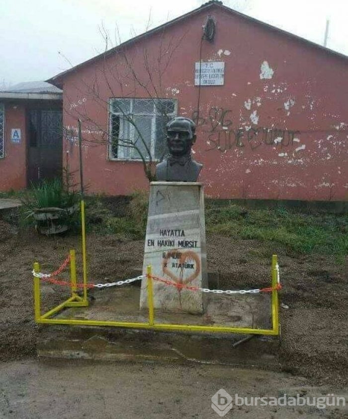 Atatürk büstünün üzerine çakıl döktüler