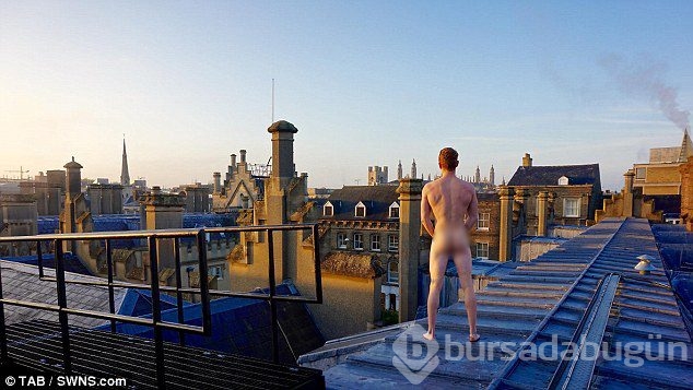 Cambridge öğrencileri soyundu!