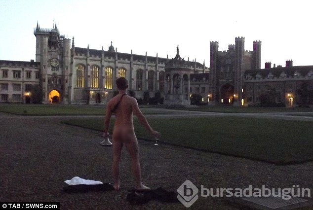 Cambridge öğrencileri soyundu!
