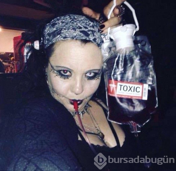 Erkek arkadaşının kanını içiyor!