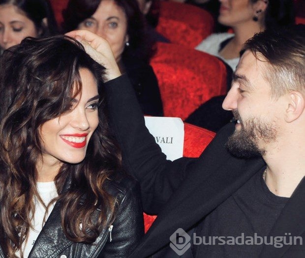 Demet Akalın'ın konseri boyunca romantik dakikalar yaşadı