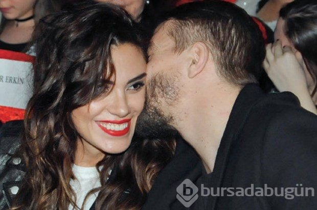Demet Akalın'ın konseri boyunca romantik dakikalar yaşadı