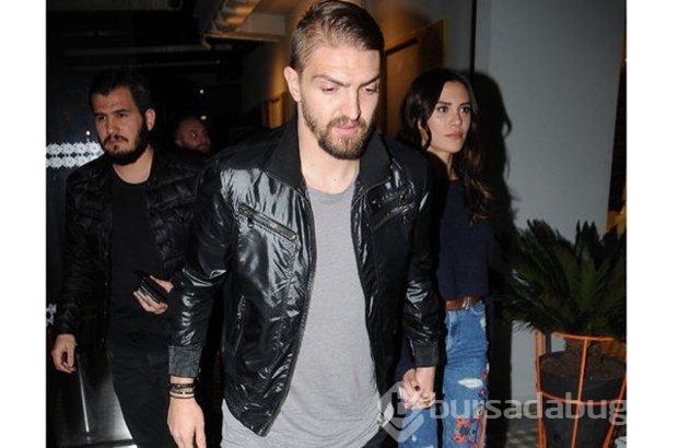 Demet Akalın'ın konseri boyunca romantik dakikalar yaşadı