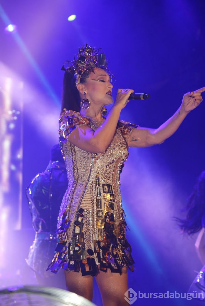 Demet Akalın'dan ezeli rakibi Hande Yener'e yanıt