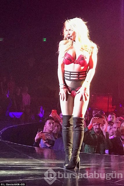 Britney Spears'ın iç çamaşırlı konser stili