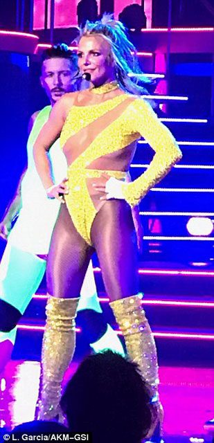 Britney Spears'ın iç çamaşırlı konser stili