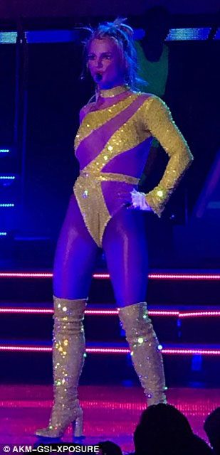 Britney Spears'ın iç çamaşırlı konser stili