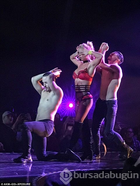 Britney Spears'ın iç çamaşırlı konser stili
