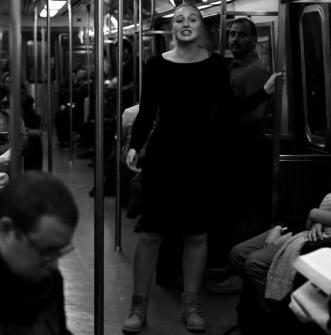 Metroda soyundu ve konuşmaya başladı