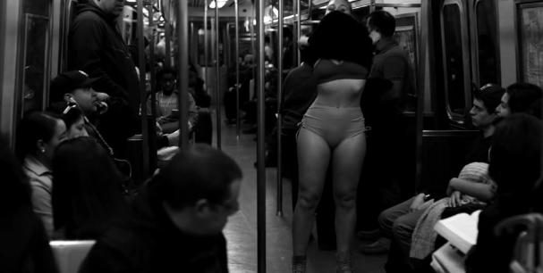 Metroda soyundu ve konuşmaya başladı